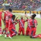 Los puros criollos festejaron de rodillas la victoria en el Atahualpa.