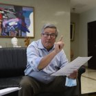 Roberto Gilbert visitó las instalaciones de EXPRESO con la documentación que sustenta su denuncia.