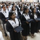 El colegio fiscal Guayaquil graduó ayer a 700 bachilleres en tres actos desarrollados en el plantel.