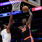 Julius Randle (d) aportó con 33 puntos en la victoria de los Knicks.