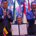 El presidente en la firma del convenio para los estudios con la empresa coreana.