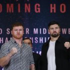 A sus 32 años, Álvarez peleará en su casa, en el Estadio Akron, en el que juegan las Chivas, club del que también es hincha. En la foto pequeña,  Canelo junto a su rival John Ryder.