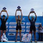 Elizabeth Bravo (c) toma el título del Xterra de cara a los Olímpicos.