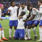 Saint-denis (France), 24/03/2023.- Dayot Upamecano (kneeling) of France celebrates with teammates after scoring the 2-0 during the UEFA EURO 2024 qualification match between France and the Netherlands in Saint-Denis, France, 24 March 2023. (Francia, Países Bajos; Holanda) EFE/EPA/MOHAMMED BADRA