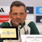 MEX488. CIUDAD DE MÉXICO (MÉXICO), 25/03/2023.- El técnico argentino de la Selección Mexicana de Fútbol, Diego Cocca, habla este sábado durante una rueda de prensa en el Centro de Alto Rendimiento (CAR), en la Ciudad de México (México). El argentino Diego Cocca, seleccionador de México, aceptó que en el país todos son directores técnicos porque cualquiera puede opinar de fútbol, pero de su parte tiene las cosas claras rumbo al Mundial del 2026. EFE/Alex Cruz
