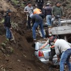 Realidad. Casas enteras y vehículos quedaron sepultados. Las autoridades intentan rescatar a los habitantes.