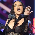 Becky G enseña su mano en la que el anillo de compromiso brilla por su ausencia.