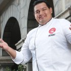 Tiene 29 años, ganó 20.000 dólares y un carro.