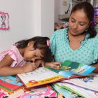 Gina Yépez enseña a su hija Hanna Viteri a desarrollar sus destrezas, desde casa.