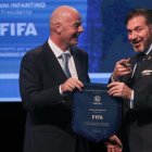 El presidente de la FIFA, Gianni Infantino (i) junto al presidente de la Conmebol, Alejandro Domínguez durante el Congreso Ordinario.