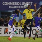 El volante defensivo Jacobo Reyes (5) ingresó al cambio en el empate 2-2 de la selección de Ecuador ante Brasil y marcó una anotación con un fuerte remate desde el borde del área rival.
