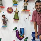 El artista mexicano Lorenzo Portillo Armendáriz posa hoy en el Teatro El Rincón de Los Títeres en el municipio de Xalapa, México.