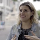 La autora indica que la estructura fue surgiendo en el proceso de escritura, pues la obra arrancó con el capítulo final.