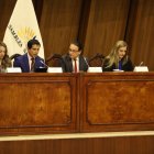 Villavicencio (c) presiden la mesa que sustancia el juicio político.