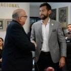 El estrechón de manos más esperado entre Jorge Delgado, presidente del COE (i) y Sebastián Palacios, ministro de deportes.
