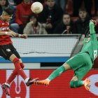 Leverkusen (Germany), 13/04/2023.- Gilloise"s goalkeeper Anthony Moris (R), in action against Leverkusen"s Piero Hincapie during the UEFA Europa League quarterfinal first stage match between Bayer 04 Leverkusen and Royale Union Saint-Gilloise in Leverkusen, Germany, 13 April 2023. (Alemania) EFE/EPA/RONALD WITTEK