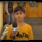 El menor involucrado siendo entrevistado por la cadena The Voice Of Tibet.