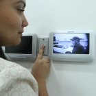 Ojo mágico. En el cerramiento de las casas se pone una minicámara que casi no se ve. Así la persona ve quien ingresa, pero ahora ponen doble seguridad de acceso, en la segunda puerta hay otra cámara.