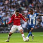 London London (Uk United Kingdom), 23/04/2023.- Casemiro of Manchester United FC (L) and Pervis Estupinan of Brighton & Hove Albion FC (R) in action during the FA Cup semi-final match between Brighton and Hove Albion and Manchester United in London, Britain, 23 April 2023. (Reino Unido, Londres) EFE/EPA/ISABEL INFANTES EDITORIAL USE ONLY. No use with unauthorized audio, video, data, fixture lists, club/league logos or "live" services. Online in-match use limited to 120 images, no video emulation. No use in betting, games or single club/league/player publications