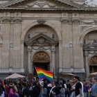 Personas participan en una manifestación, durante la conmemoración de los 50 años desde la primera movilización por los derechos LGBTIQ+.