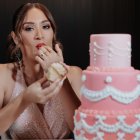 Mónica Campaña celebra 15 años como diseñadora de moda.