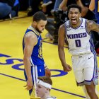 Malik Monk fue la figura con 28 puntos. Curry (i) no ocultó la pena.