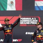 Sergio Pérez (i) celebra en el podio de Baku ante la atenta mirada de Max Verstappen, quien fue segundo.