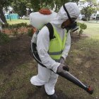 Técnicos de la ciudad de Buenos Aires fumigando un espacio público.