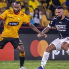 Leonai Souza disputando el balón en el partido contra Bolivar