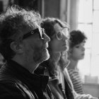 Fito Paez junto a Iván Hochman y Gaspar Offenhenden, los actores que lo interpretan en su infancia y adultez en la serie.