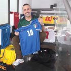 Diego Coppiano es un fanático del fútbol, no solo lo juega, sino que posee una gran colección de camisetas de casi todos los equipos del mundo.