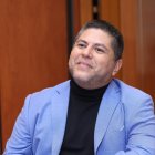 Eddie empezó como actor a los 15 años, estudió teatro y escritura de guiones.