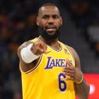 LeBron James dando órdenes a sus compañeros de equipo durante el partido.