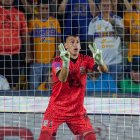 Nahuel Guzmán dando indicaciones a sus compañeros de equipo.