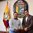 Franklin Galarza (d) fue electo presidente de la AME en 2021 y su periodo era de dos años.