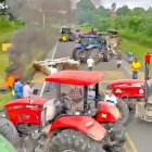 Agricultores cierran con maquinaria pesada la vía entre Buena Fe y Quevedo, en Los Ríos.