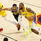 Denver (United States), 19/05/2023.- Los Angeles Lakers forward LeBron James (R) drives toward the basket past Denver Nuggets forward Bruce Brown (C) during the first quarter of game two of the NBA Western Conference finals series between the Los Angeles Lakers and the Denver Nuggets at Ball Arena in Denver, Colorado, 18 May 2023. The series is the best of seven games. (Baloncesto, Estados Unidos) EFE/EPA/BOB PEARSON SHUTTERSTOCK OUT