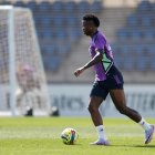 Vinicius Jr. recibe el apoyo de otros futbolistas.