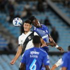 AME9029. MONTEVIDEO (URUGUAY), 05/04/2023.- Lucas Ferreria (i) de Danubio disputa un balón con Alejandro Cabeza de Emelec, hoy, durante un partido de la Copa Sudamericana, en el Centenario en Montevideo (Uruguay). EFE/ Gastón Britos