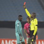 El arquero de Independiente del Valle Moisés Ramírez cuando recibió la amonestación de tarjeta roja hoy, durante el partido por la fase de grupos de la Copa Libertadores.