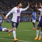 Lionel Messi (i) celebra con su compañero Juan Bernat el gol al minuto 58.