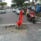 .Guayacanes. La reciente regeneración urbana no se ve en la calle que está llena de huecos, causando peligros.
