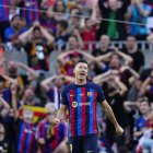 El delantero polaco del FC Barcelona Robert Lewandowski celebra el gol de su equipo este domingo donde él no vio el arco.