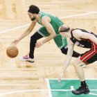 Derrick White (i) fue el salvador al anotar el último punto a 0.1 segundos del final.