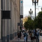 San Francisco.- Personas pasan frente a la sede de Twitter en San Francisco, California, EE. acuerdo. (Estados Unidos) EFE/EPA/Arthur Dong |
San Francisco (United States), 28/10/2022.- People walk past Twitter headquarters in San Francisco, California, USA, 28 October 2022. After months of lawsuits, Elon Musk has taken over ownership of Twitter after a $44 billion US dollar deal. (Estados Unidos) EFE/EPA/Arthur Dong
