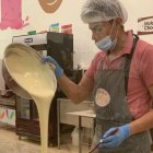 ACOMPAÑA CRÓNICA: ECUADOR CACAO QUI01. BAÑOS DE AGUA SANTA (ECUADOR) 30/05/2023.- Fotografía sin fecha, cedida por Fábrica Mágica de Chocolate, que muestra la elaboración de chocolates de la "Fábrica mágica de chocolate" en la ciudad de Baños de Agua Santa, ubicado en el centro del país. Enclavada en el corazón andino de Ecuador, rodeada de cascadas, luminosos miradores, custodiada por un volcán y acostumbrada a "vender felicidad" en forma de paseos y aventura, la ciudad de Baños de Agua Santa, endulza ahora su vocación turística y solidaria con una "fábrica mágica", que transforma en chocolate un  cacao cultivado con una técnica ancestral amigable con el ambiente.EFE/Fábrica Mágica de Chocolate/Rodolfo Sequera /SOLO USO EDITORIAL/SOLO DISPONIBLE PARA ILUSTRAR LA NOTICIA QUE ACOMPAÑA (CRÉDITO OBLIGATORIO)