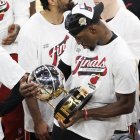 El pívot de los Miami Heat, Bam Adebayo observa el trofeo Bob Cousy tras la victoria del equipo ante los Boston Celtics tras el séptimo partido de la final de la Conferencia Este.