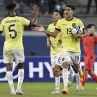AMDEP3039. SANTIAGO DEL ESTERO (ARGENTINA), 01/06/2023.- Oscar Zambrano (i) y Kendry Paez (d) de Ecuador celebran el gol de Sebastian González (c) hoy, en un partido de los octavos de final de la Copa Mundial de Fútbol sub-20 entre Ecuador y Corea del Sur en el estadio Único de Ciudades en Santiago del Estero (Argentina). EFE/ Juan Ignacio Roncoroni