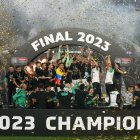 Ángel Mena, arropado con la bandera Tricolor, celebró la noche del domingo 4 de junio el título del León FC: