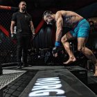 Carlos se desarrolla en la categoría de peso gallo (135 libras), una de las más competitivas en la actualidad dentro de la UFC.